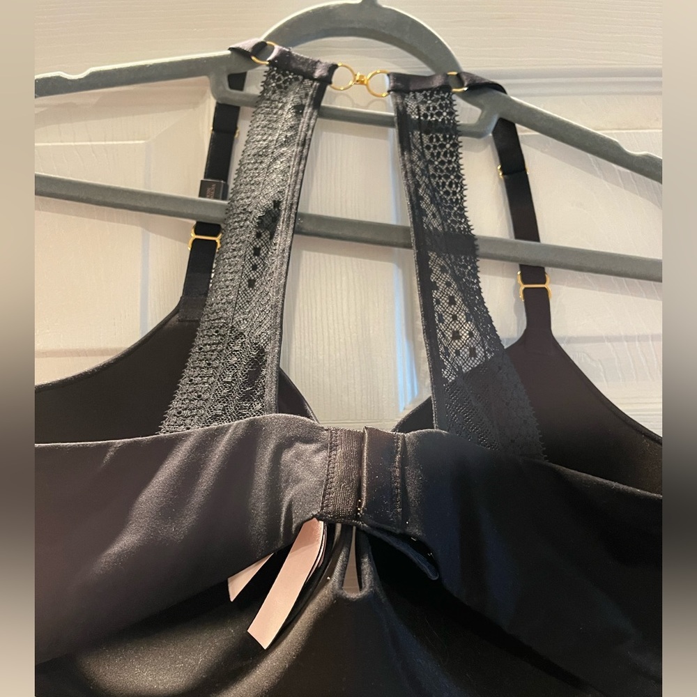 Victoria Secret - Picture 2 of 3